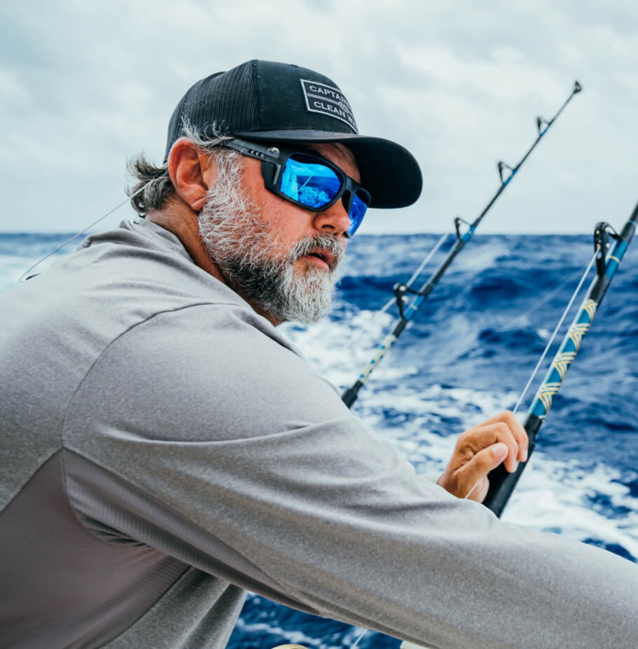 Sunglasses Costa King Tide 8 L (60-18) with Blue Mirror lens and Black Pearl frame Image 3 of 8